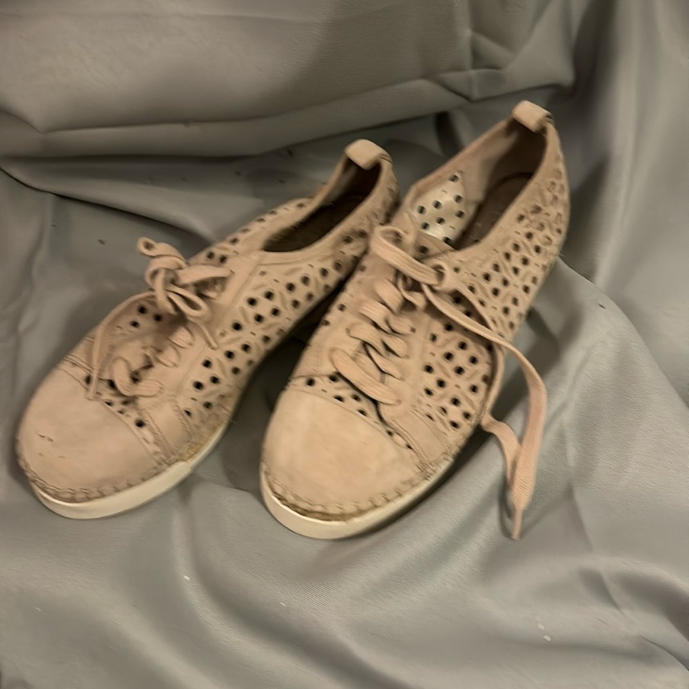 Vince Camuto Size 7 Women’s Shoe